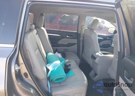 2018 Toyota Highlander Xle z USA, uszkodzony, nr VIN 5TDKZRFHXJS534847